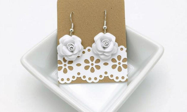 What Do White Roses Represent? Purity Remembrance and New Beginnings